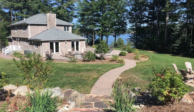 Lakefront Home, Snowmobilers & Cross Country Skiiers Paradise!