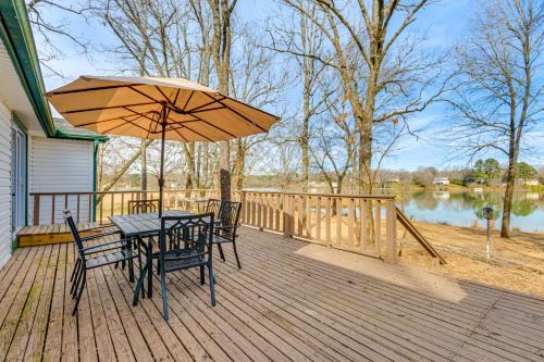 Lakefront Home w/Yard & Deck in North Little Rock