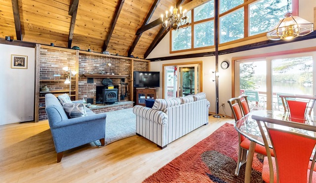 Lakefront home with amazing views, 2 kayaks, firepit & 45 feet of lake frontage