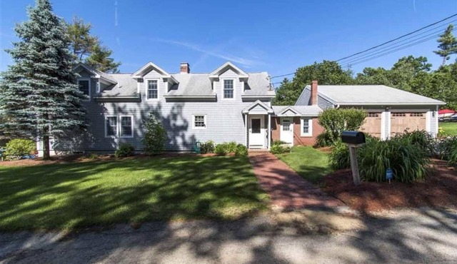 Lakefront home with large deck and beautiful lake views of Milton 3 Ponds