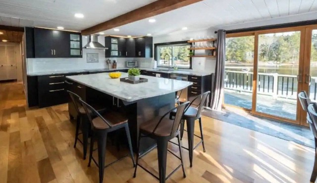 Lakefront ~ Hot Tub ~ Grill ~ Kayaks!