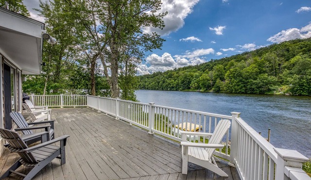 Lakefront Jewel By: Evergreen Home