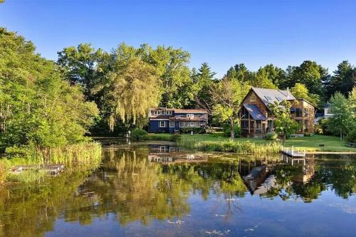 Lakefront, Kayaks Included, Come Unwind In Lenox!