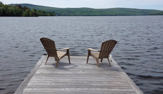 Lakefront: Large One-Bedroom Apartment. Summers only.