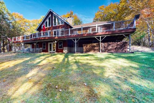 Lakefront lodge on Pemaquid Pond with dock, kayaks, canoe, SUP & firepits