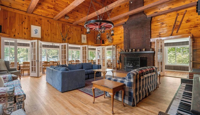 Lakefront, Near Sunday River, Steam Rm, Firepit, HUGE Kitchen, LG Fireplace