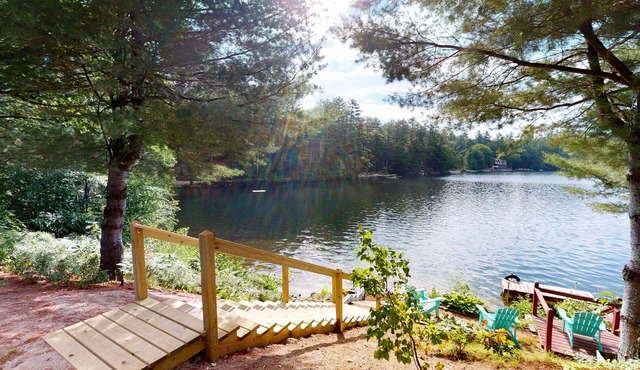 Lakefront studio with private dock, fast WiFi & full kitchen - dog-friendly