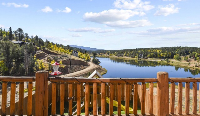 Lakefront w Pikes Peak views HOT TUB