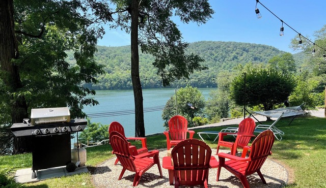 Lakehouse, Boat Dock, Kayaks, Fire-Pit, King Bed, 1 Hour & 15 Min from NYC etc!