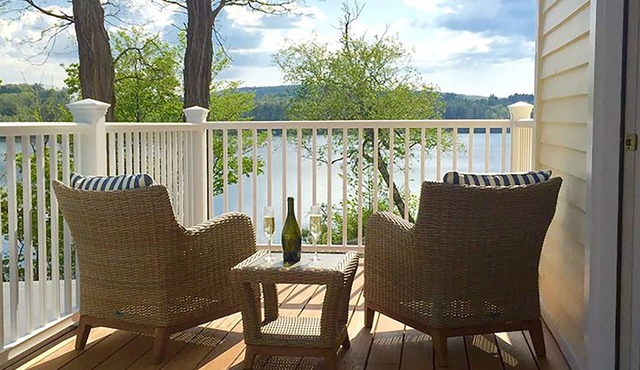 Lakehouse Inn
