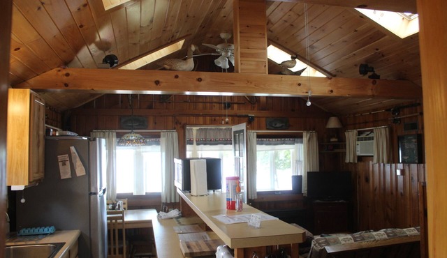 Lakeside 2-bedroom w/AC sleeps 5. Quiet Beach in lovely Naples.