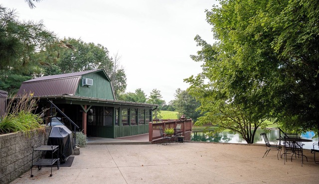 Lakeside Cabin Near Holiday World Perfect for Families & Friends