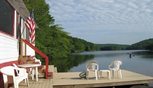 Lakeside cottage ON the water with beautiful views up the lake!