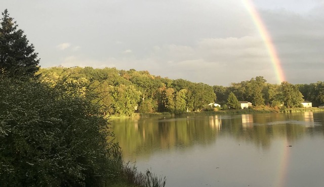 Lakeside Hudson Valley Haven w/kayak, smart TV, wood burning stove