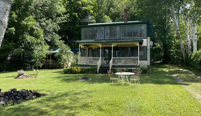 Lakeside Isbell Cottage and Isbellita Guest Cottage
