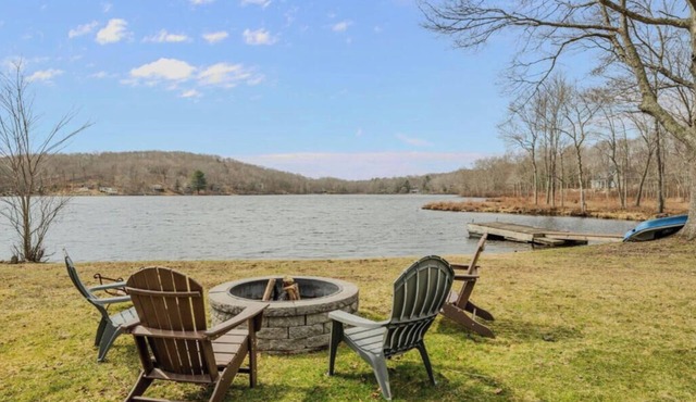 Lakeside Landing - cabin retreat in North Stonington with cozy vibes