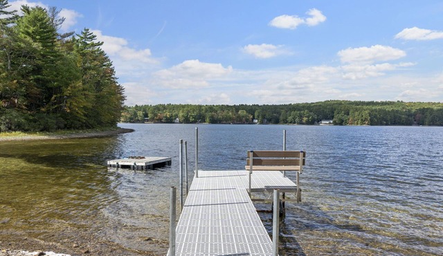 Lakeside Living wsandy beach, gas fireplace -easy 25 minute commute to Portland