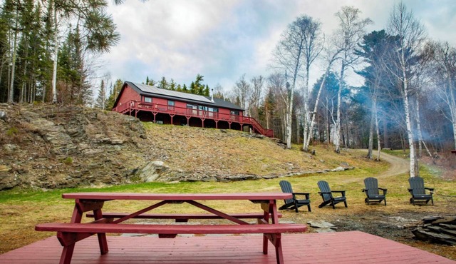 Lakeside Lodge with stunning views!