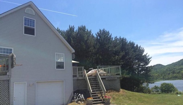 Lakeside Luxury, 4 bedrooms, 2 bath, sleeps 10. Outdoor Grill, Kayaks, Firepit.