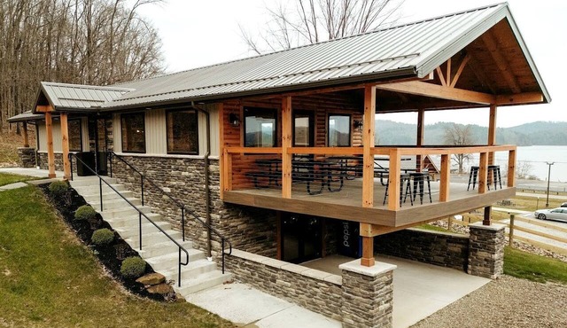 Lakeview Cabin by Tappan Lake, Perfect for Groups with Hot-Tub in Ohio