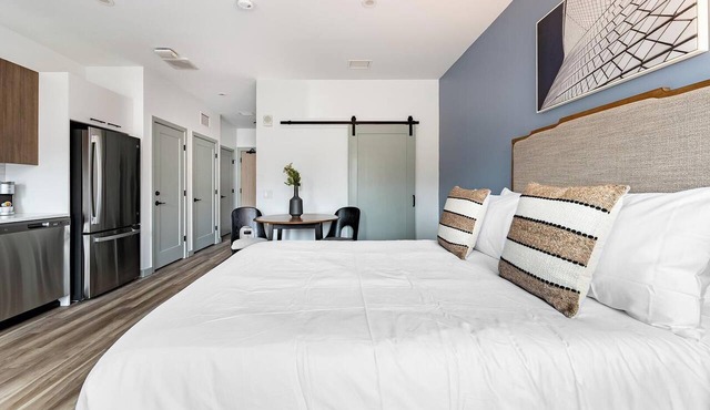 Landing | Spectacular Studio, Pool, Gym