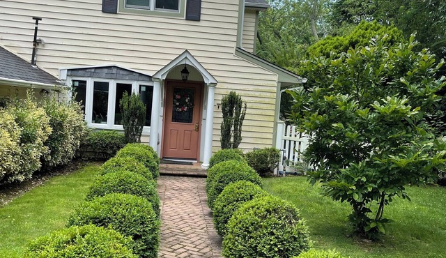 Large 5-Bedroom Home in Roslyn Heights/Ideal for Groups & Families