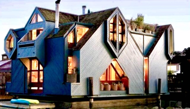 Large, architecturally designed Floating Home - for a unique vacation!
