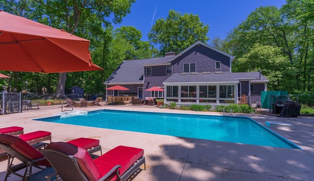 Large executive home w/pool on a private 2 acres