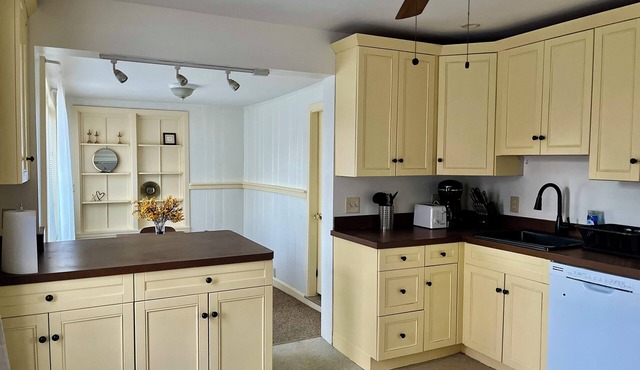 Large Home in Greenfield Sleeps 8, w/4 bedrooms & 3 baths
