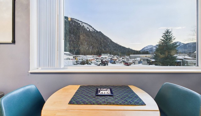 Large Juneau Loft w/Full Kitchen, W/D & Workspace