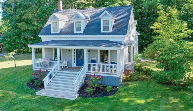 Large, light filled 4 bedroom house - walk to ocean and ferry