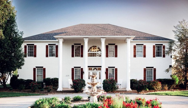 Large Mansion Style Retreat