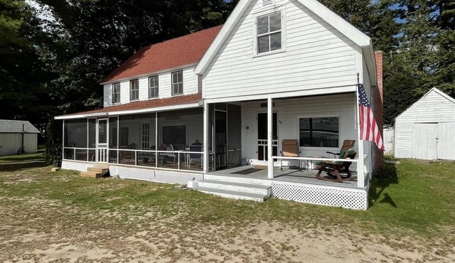 LARGE RUSTIC COTTAGE. SEBAGO LAKE BEACHFRONT
