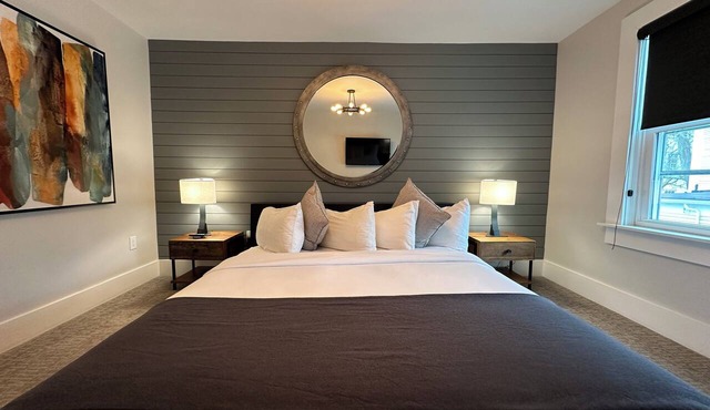 Large Three Room Suite 2 Bed/1 Bath/Dog friendly with parking on Historic Pelham St.