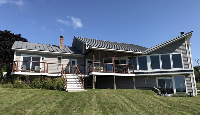 LARGE WATERFRONT HOME-Stunning harbor views-Walk to town-Large Deck-summer dates