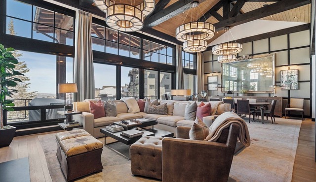 Last Minute Savings! Direct Ski Access! Custom Hot Tub! Firepit! Shuffleboard!