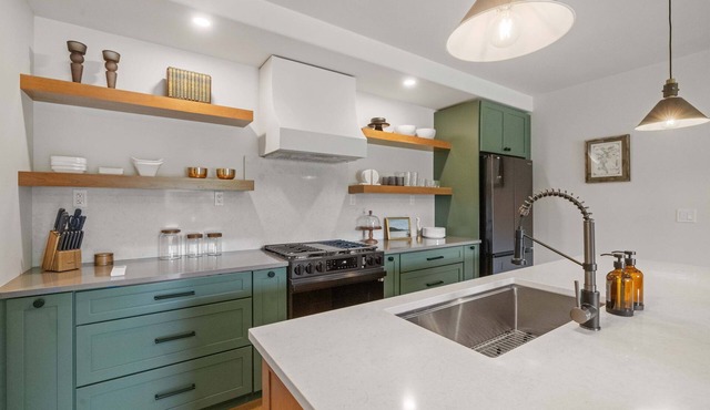 Le Petit Flat - 2 Bed 1 Bath One Level Apartment