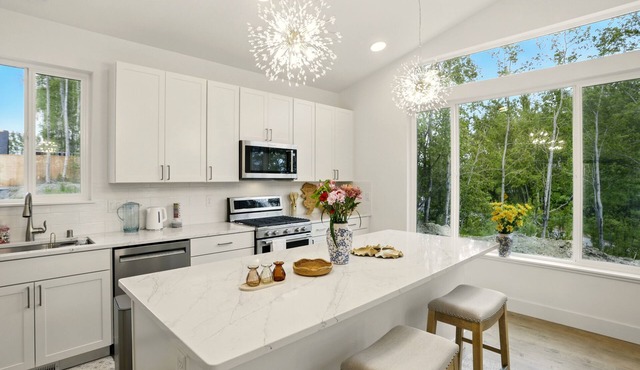 LE17: 4-bedroom 3full bathroom house in gorgeous Anchorage neighborhood