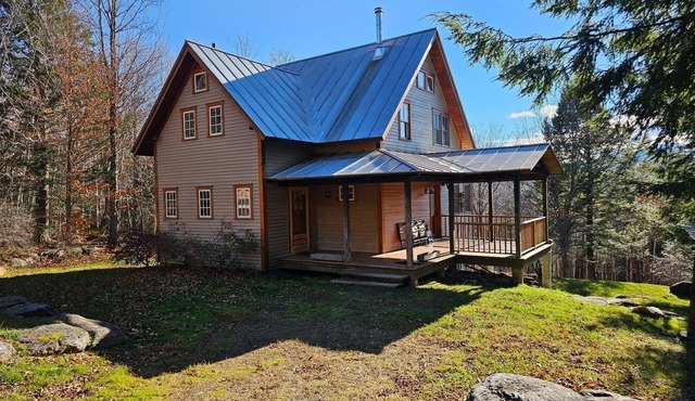 Light-filled retreat in Mad River Valley with internet & deck