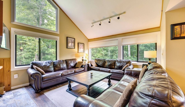 Lincoln Townhome w/Community Pool & Club Access!