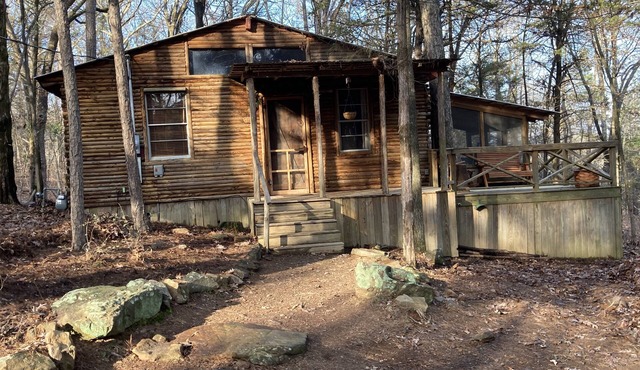 Little Piney Cabin at the Foothills of Petit Jean Mountain. Close to State Park
