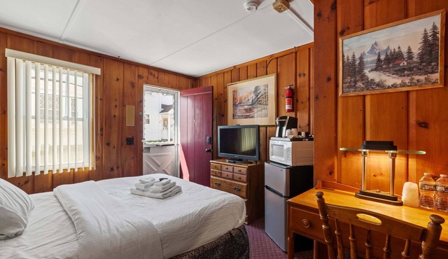 Littleton Getaway – Queen Room Retreat