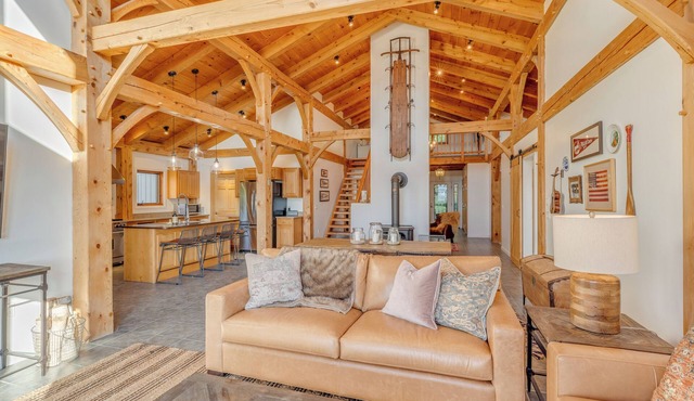 Littleton Lodge - Mountain Views on 10 acres of land