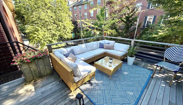 Location, location! Prime- West End Studio. Walkable to entire city!