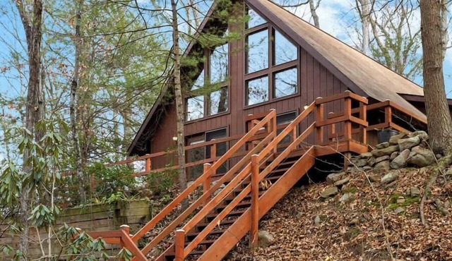 Loft, Wood Stove, Fire Pit, Grill & Deck on Creek