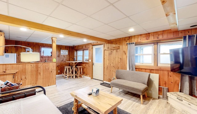 Log cabin condo with mountain views and full kitchen - close to Jay Peak Resort