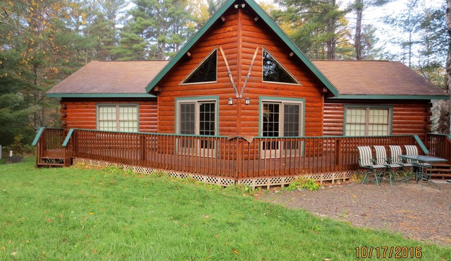 Log Cabin home with Mt Ascutney views and pool table
