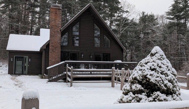 Log Cabin w/fire pit, close to Ski Catamount, Butternut Ski, Great Barrington