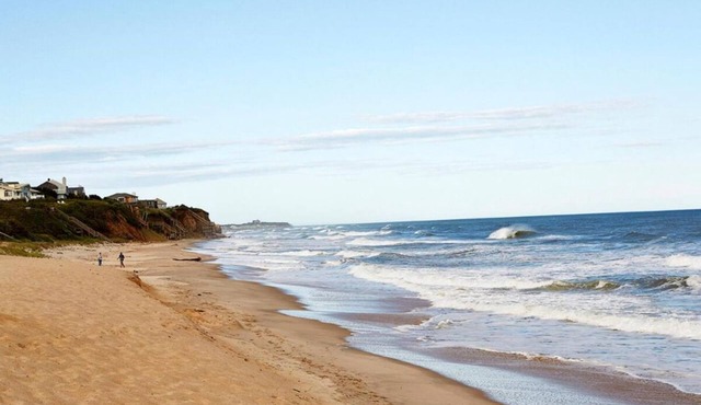 Look No Further! Free Parking & Breakfast, Pool, Minutes to Kirk Park Beach