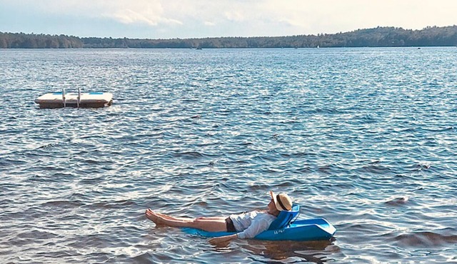 Loon Call Cottage: 1 min. Walk to Little Sebago Lake Front + Hot Tub & Canoe